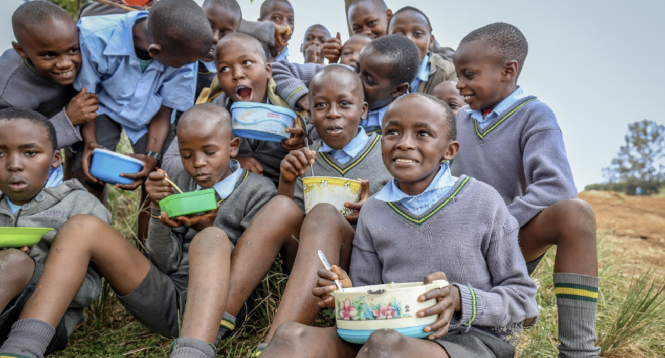 School children eating lunch