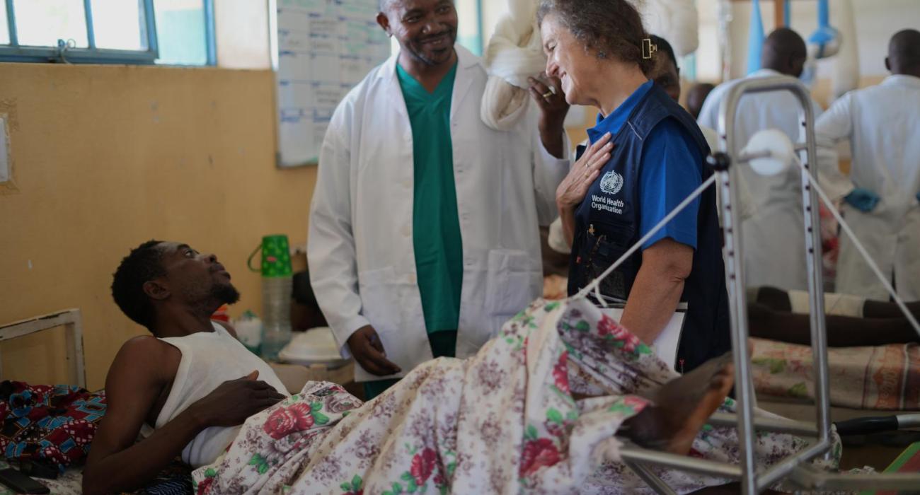 À Uvira, la Dre Anne Ancia, Représentante a.i. de l’OMS en RDC, accompagnée du Dr Alou Badara Traoré du Cluster Santé, s’est rendue au chevet des personnes malades et blessées à la suite de la récente escalade de violence qui a durement éprouvé la ville et ses environs dans l’est de la RDC.  Crédit photo : OMS/Joel Lumbala