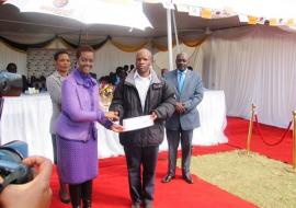 First lady presenting certificate to a milestone blood donor