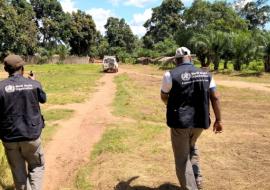 Deux membres de l'équipe avancée de l'OMS dès leur arrivée à Duguru, à 45 km de Bili-Centre. L'aire de santé de Duguru va être dotée par l'OMS du reseau de radiocommunications HF