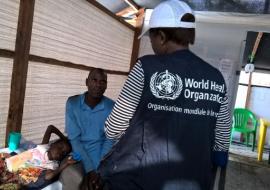 Un membre de l’équipe de la mobilisation sociale échangeant avec le père d’un garçon pris en charge dans l’UTC de Lolanga-Mampoko