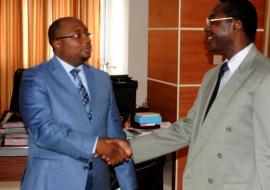 Le Dr Félix KABANGE NUMBI, Ministre de la Santé Publique (à gauche) serrant chaleureusement la main du Dr ALLARANGAR YOKOUIDE, nouveau Représentant de l'OMS en RDC lors de leur première rencontre à l'Hôtel du Gouvernement abritant le Ministère de la Santé Publique à Kinshasa