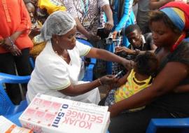 Vaccination symbolique contre la rougeole à Kinshasa par une infirmière lors du lancement officiel de la campagne