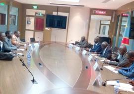 délégation de l'OMS conduite par le Représentant, à gauche, en face du Ministre des transports et voies de communication et son équipe (à droite) lors de leur rencontre au cabinet du Ministre à Kinshasa.