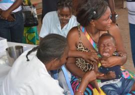 Un enfant d'une année et 6 mois recevant un vaccin contre la fièvre jaune dans un site de vaccination de la zone de santé de N'djili (Sud-est de Kinshasa) lors de la riposte d'urgence organisée du 26 mai au 4 juin 2016