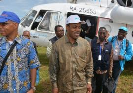 Le MSP, le Gouverneur du Bas Uélé, les Rep de l'OMS et de l'UNICEF à leur arrivée à Likati par l'hélicoptère du PAM pour l'évaluation de l'épidémie d'Ebola