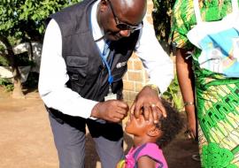 Une fillette congolaise recevant son vaccin lors des journées nationales de vaccination (JNV) polio organisées en RDC avec l’appui technique et financier des partenaires du Gouvernement.