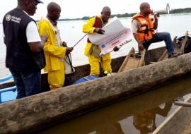 Les mobilisateurs sociaux de la DPS-Mongala en pleine sensibilisation au large du fleuve Congo, sapprêtent à distribuer les affiches cholera au village dUmangi