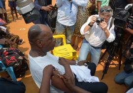 M. Jacques BILE, Bourgmestre de la Commune de Kisenso se faisant vacciner symboliquement contre la fièvre jaune devant ses administrés et les médias dans le petit stade local de Kumbu (Kisenso).