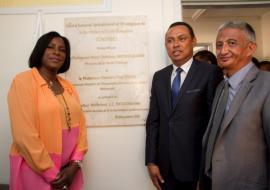 Plaque inaugurale du CNOSSE avec les officiels (de G. à D) le Représentante de l’OMS à Madagascar, le Ministre de la Santé Publique et le Directeur de la DVSSE