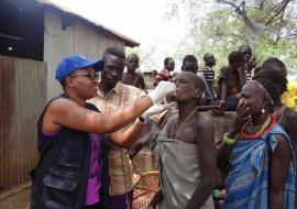 Jacqueline Maina, WHO Emergency Mobile Medical Team coordinator, administering Oral Cholera Vaccine in Kapoeta town. Credit WHO South Sudan