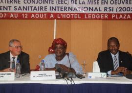 Au centre: Son Excellence Madame le Ministre de la santé publique entouré du Représentant de l’OMS au Tchad, Dr Jean-Bosco NDIHOKUBWAYO à droite et le Représentant celui de l’OIE, Daniel Bourzat à gauche
