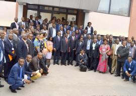 Photo du groupe comprenant les participants et les officiels lors de l'ouverture de la revue annuelle du secteur santé à Caritas Congo - photo OMS