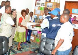 Cérémonie de remise symbolique des médicaments essentiels aux responsables de l'ONG AFPDE d'Uvira par l'OMS à Bukavu, en présence des membres de l'ONG MDA pour le démarrage du projet CERF. OMS/Eugene Kabambi