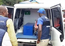 Une vue de l'intérieur d'une des quatre ambulances - don de l'OMS au Ministère de la Santé pour appuyer la riposte à la maladie à virus Ebola dans le Nord kivu. OMS/Koné Souleymane Une vue de l'intérieur d'une des quatre ambulances - don de l'OMS au Ministère de la Santé pour appuyer la riposte à la maladie à virus Ebola dans le Nord kivu. OMS/Koné Souleymane
