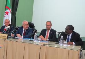 De droite vers la gauche : Dr B F. Nguessan Représentant de l'OMS; M E. Overvest Coordonnateur Résident du SNU, Dr M Miraoui Ministre de la santé et Dr Rahal DG de l'INSP