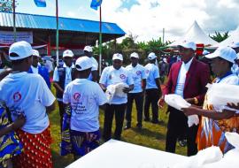 Distribution des MILDA aux femmes de la communauté  de Buhiga par les officiels