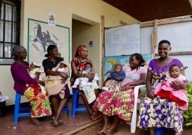 Cinq femmes avec leurs bébés à Beni, après avoir survécu à la maladie à virus Ebola pendant leur grossesse 