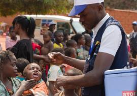 Vacinador durante a campanha de poliomielite