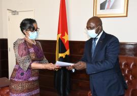 Ministro das Relações Exterior de Angola recebendo as credencias da Nova Representante da OMS, Dra. Djamila Cabral, durante a cerimonia de apresentação.