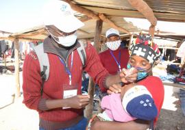 Criança a ser vacinada sob medida de prevenção contra a Covid-19