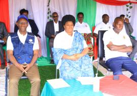 La Ministre en charge de la santé entourée par le délégué du Représentant de l'OMS au Burundi et le Gouverneur de la province de Muyinga.