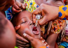 Un enfant recevant ses doses de vaccin.