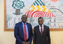 (A gauche) Dr Jean Kouamé KONAN, nouveau Représentant p.i de l’OMS au Bénin et (à droite) Prof Benjamin HOUNKPATIN, Ministre de la Santé à l’issue de l’audience de prise de contact.