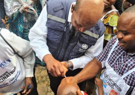Dr Boureima Hama Sambo, représentant de l'OMS RDC en train de vacciner un vaccin contre la polio à Kisangani aujourd'hui, lors du lancement de la campagne nationale de vaccination visant 23 millions d'enfants_WHO- Eugene Kabambi