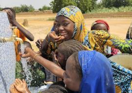 Accès à l’eau potable des communautés : l’OMS met à disposition six (6) Postes d’eau autonomes (PEA) dans cinq villages du Niger grâce au financement de l’Union Européenne