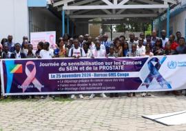 Photo de famille avec les trente jeunes ambassadeurs de la lutte contre les cancers identifiés dans les universités et institutions du Pays