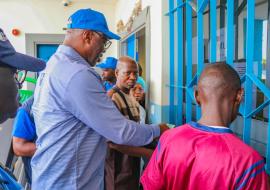 Le Représentant de l'OMS visitant le guichet CMU du CHR de Yamoussoukro