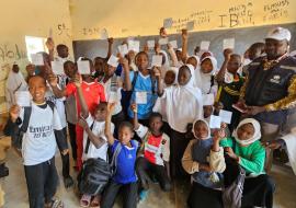 Des enfants exhibant leurs cartes de vaccination