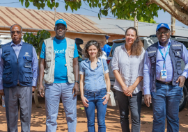 La directrice des programmes prioritaires de Gavi, Colette Selman, entourée des Représnants de l'OMS et de l'UNICEF