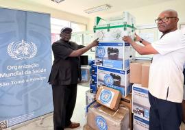 WR, Dr. Abdoulay Diarra, entrega os equipamentos ao Diretor do Gabinete do Ministro da Saúde, Dr. Martinho Nascimento.