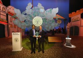 Mr. Sarwansingh Purmessur, Senior Chief Executive of the Ministry of Health and Wellness, Mauritius, receiving the Prestigious Bloomberg Philanthropies Award 2025 from Mr. Michael R. Bloomberg, Founder of Bloomberg Philanthropies and WHO Global Ambassador for Noncommunicable Diseases and Injuries
