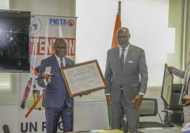 Remise du certificat honorifique du PNLTA au Ministre de la Santé (à gauche), par le Représentant résident de l'OMS (à droite)