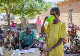 Un habitant de Cibitoke reçoit le traitement l'Ivermectine contre l'onchocerchosemédicaments à Cibitoke. 