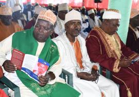 Des notables de Tsinimoichongo, à Ngazidja, lisent les brochures distriuées à l'occasion de la célébration du 26 juin 2025