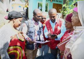 Dans un quartier de Tsembehou, à Anjouan, le Dr Raphaël Ndri de l’Équipe d'Affectation Multipays pour l'OMS, aux côtés de l'équipe du PNLT et des agents de santé communautaire.