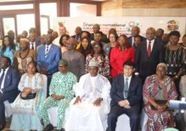 Photo de famille avec entre autres, le Ministre d'Etat, Ministre de la Santé du Nigéria Dr Iziaq Adekunle Salako, Ministre de la santé publique du Cameroun Dr Manaouda Malachie, le Directeur d'ADDAX Petroleum Cameroun M. Qu Bin
