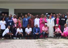 En rose ou en bleu, le personnel de l’OMS en RDC sensibilisé aux cancers du sein et de la prostate