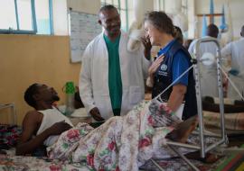 À Uvira, la Dre Anne Ancia, Représentante a.i. de l’OMS en RDC, accompagnée du Dr Alou Badara Traoré du Cluster Santé, s’est rendue au chevet des personnes malades et blessées à la suite de la récente escalade de violence qui a durement éprouvé la ville et ses environs dans l’est de la RDC.  Crédit photo : OMS/Joel Lumbala