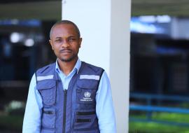 Clin d’œil à nos équipes : Rencontrez Gaël Kaniki, Assistant en charge du budget au bureau de l’OMS en RDC 