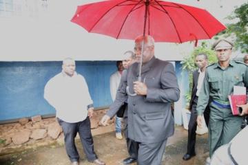 President Koroma, left, at the EOC working station being briefed by Dr Mufunda, WHO Representative