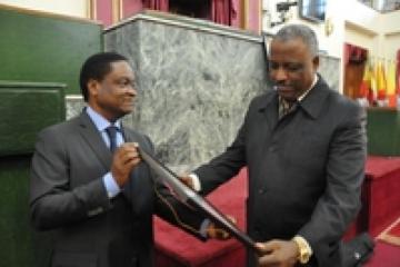 Honorable Ato Abadula Gemeda, Speaker of the House of Peoples' Representatives, receives WHO award for the House's contribution towards tobacco control in Ethiopia.