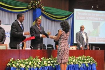 President of the United Republic of Tanzania handing over an award to a representative of the UN Agencies for outstanding partnership and support towards improvement of women and children’s health in Tanzania.