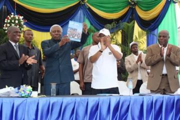 The Vice President holding the report launched during WMD 2012. Hon Minister at extreme left and WR at extreme right