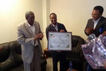 H.E. Abay Woldu, President of Tigray region handing over Certificate of appreciation to WHO Representative to Ethiopia