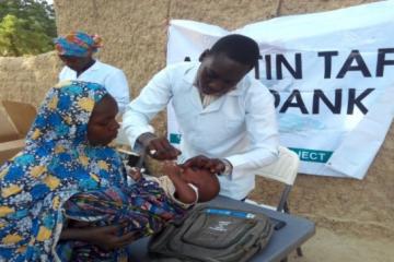 Child receiving OPV during hard-to-reach mobile session